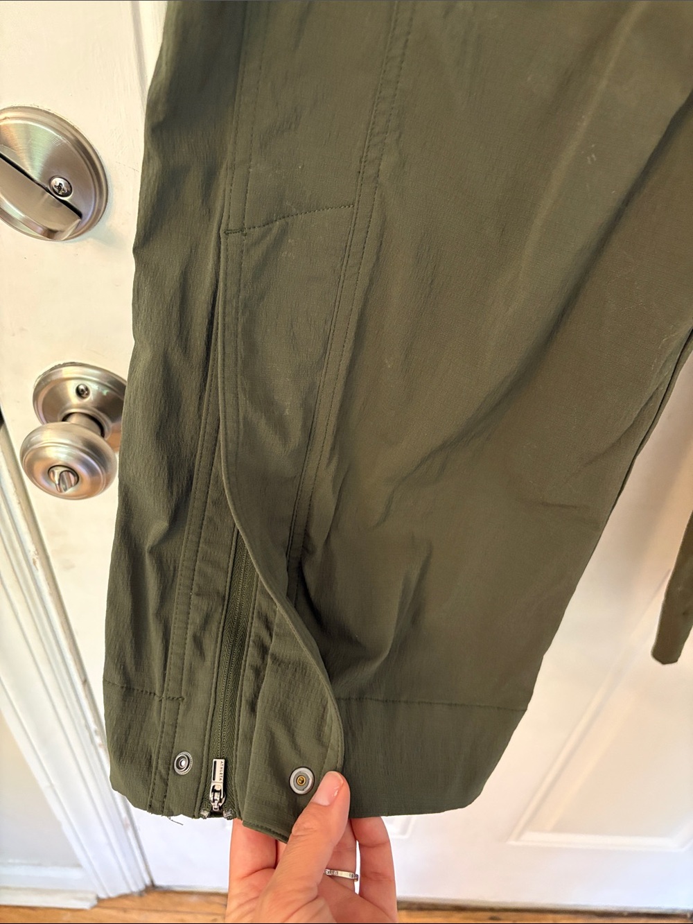 Athleta Trekkie High Rise Parachute Pant in Aspen Olive Size 4 - Picture 3 of 6